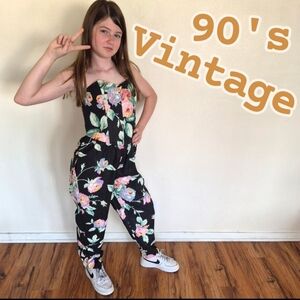 vintage floral strapless jumpsuit 🌸

made in usa 🇺🇸
corset style top + flowy